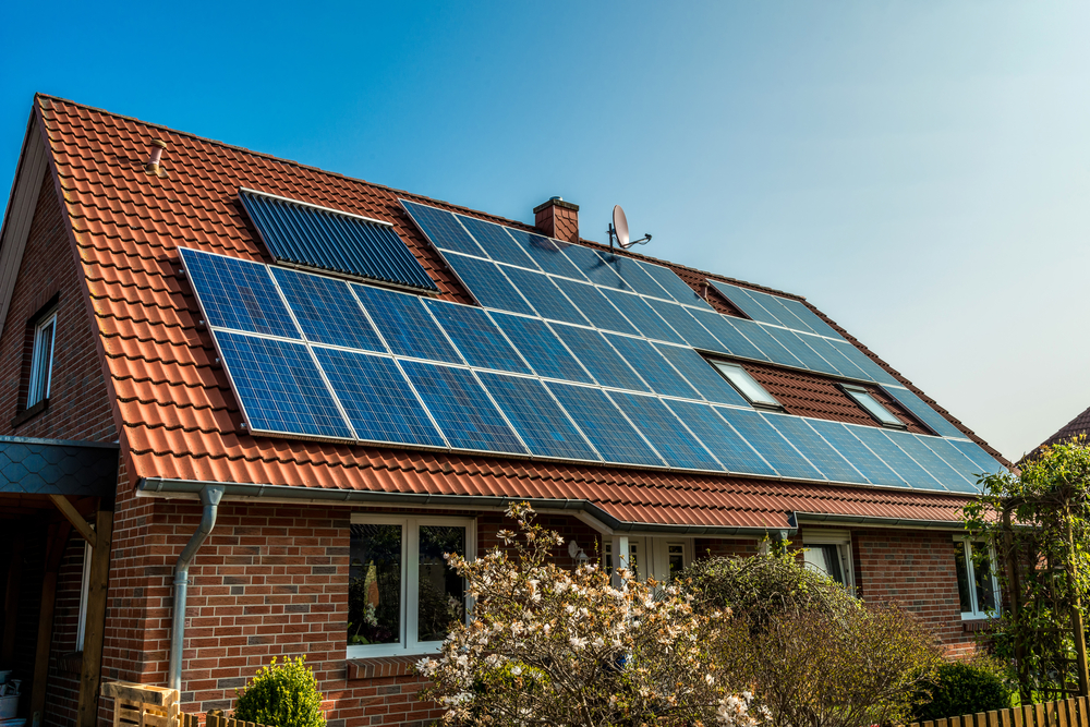 Comment l’orientation du toit influence-t-elle l’efficacité des panneaux solaires?