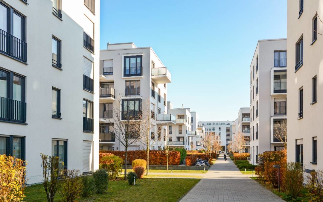 Quelles sont les meilleures pratiques pour l’efficacité énergétique dans les complexes résidentiels ?